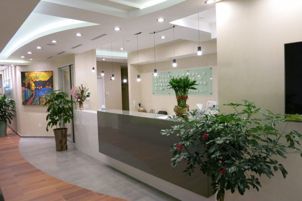法拉盛肝胆医生诊所前台接待 环境明亮整洁